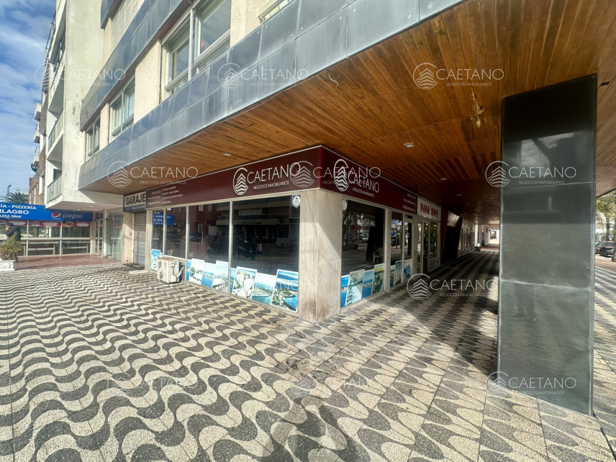 Alquiler anual, local comercial. Peninsula, Punta del Este  - DMC17120L