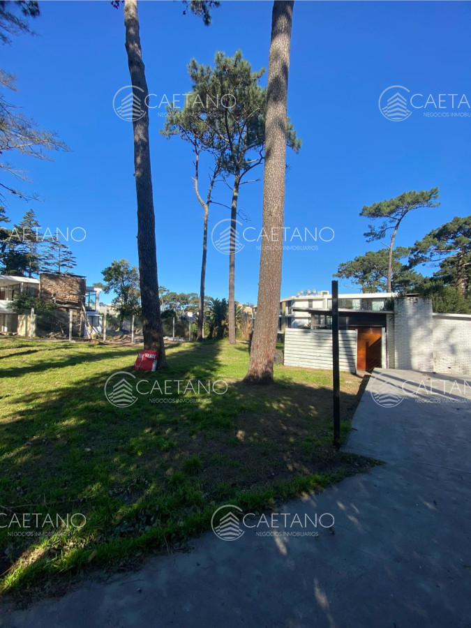 Oportunidad venta terreno Punta del Este con casa para reciclar