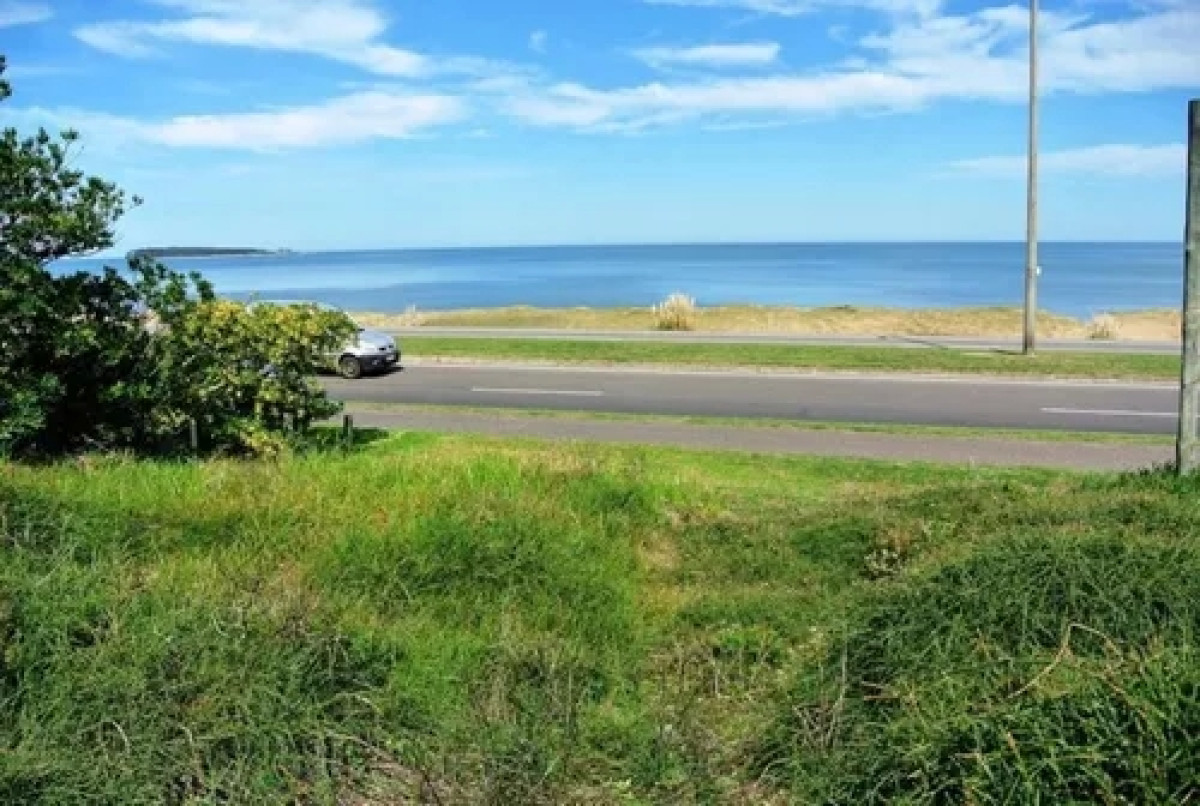Venta terreno primera línea playa manas Punta del Este 