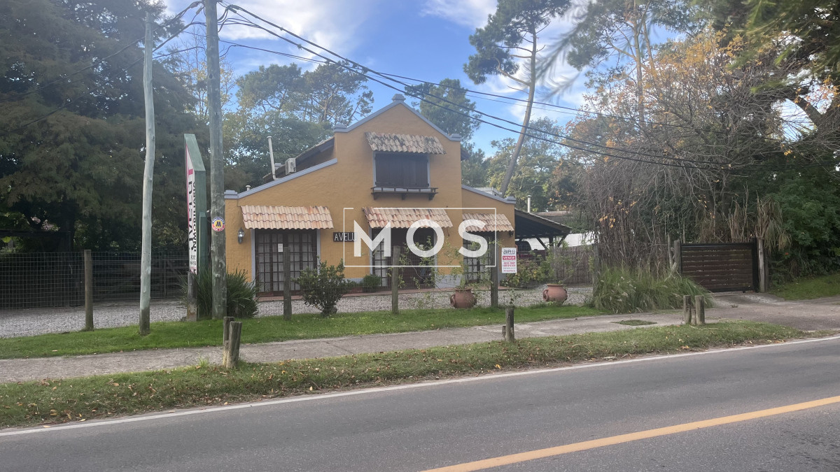 Casa ID.2729 - Casa en venta con 3 dorm. 3 baños o opción de oficina comercial
