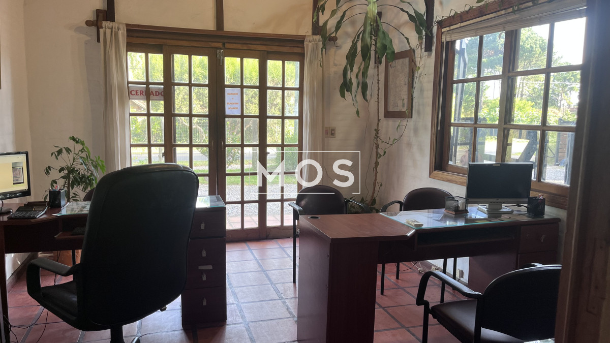 Casa ID.2729 - Casa en venta con 3 dorm. 3 baños o opción de oficina comercial