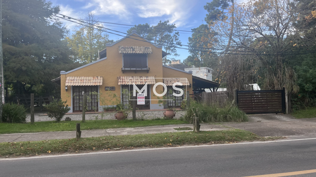 Casa ID.2729 - Casa en venta con 3 dorm. 3 baños o opción de oficina comercial
