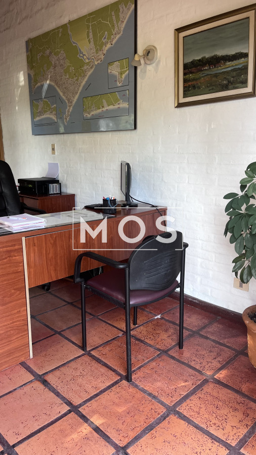 Casa ID.2729 - Casa en venta con 3 dorm. 3 baños o opción de oficina comercial