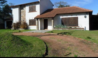 Casa a la venta en Pinares con muy buena construcción  !!consulte!!