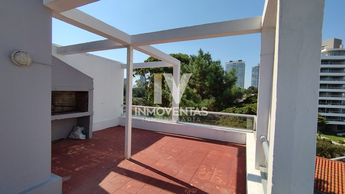 Apartamento ID.4292 - EN VENTA APARTAMENTO DE 2 DORMITORIOS Y GRAN TERRAZA- PUNTA DEL ESTE zona BRAVA