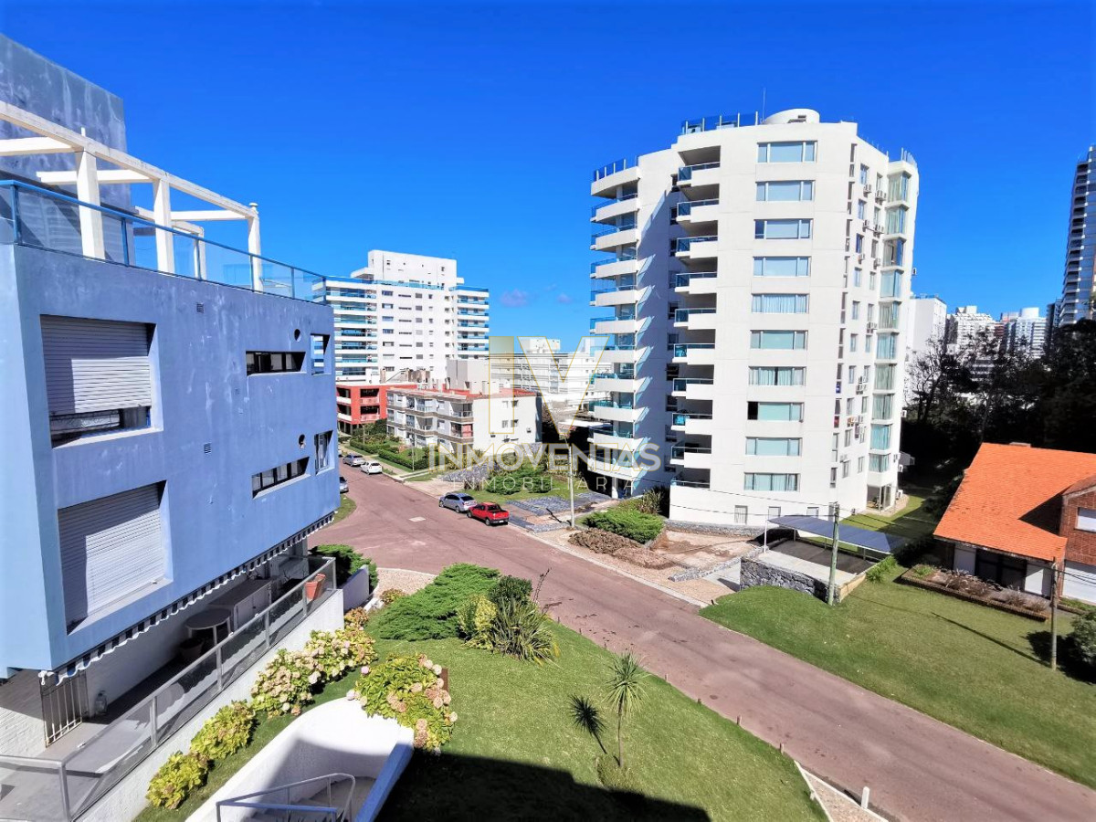 Apartamento ID.4292 - EN VENTA APARTAMENTO DE 2 DORMITORIOS Y GRAN TERRAZA- PUNTA DEL ESTE zona BRAVA