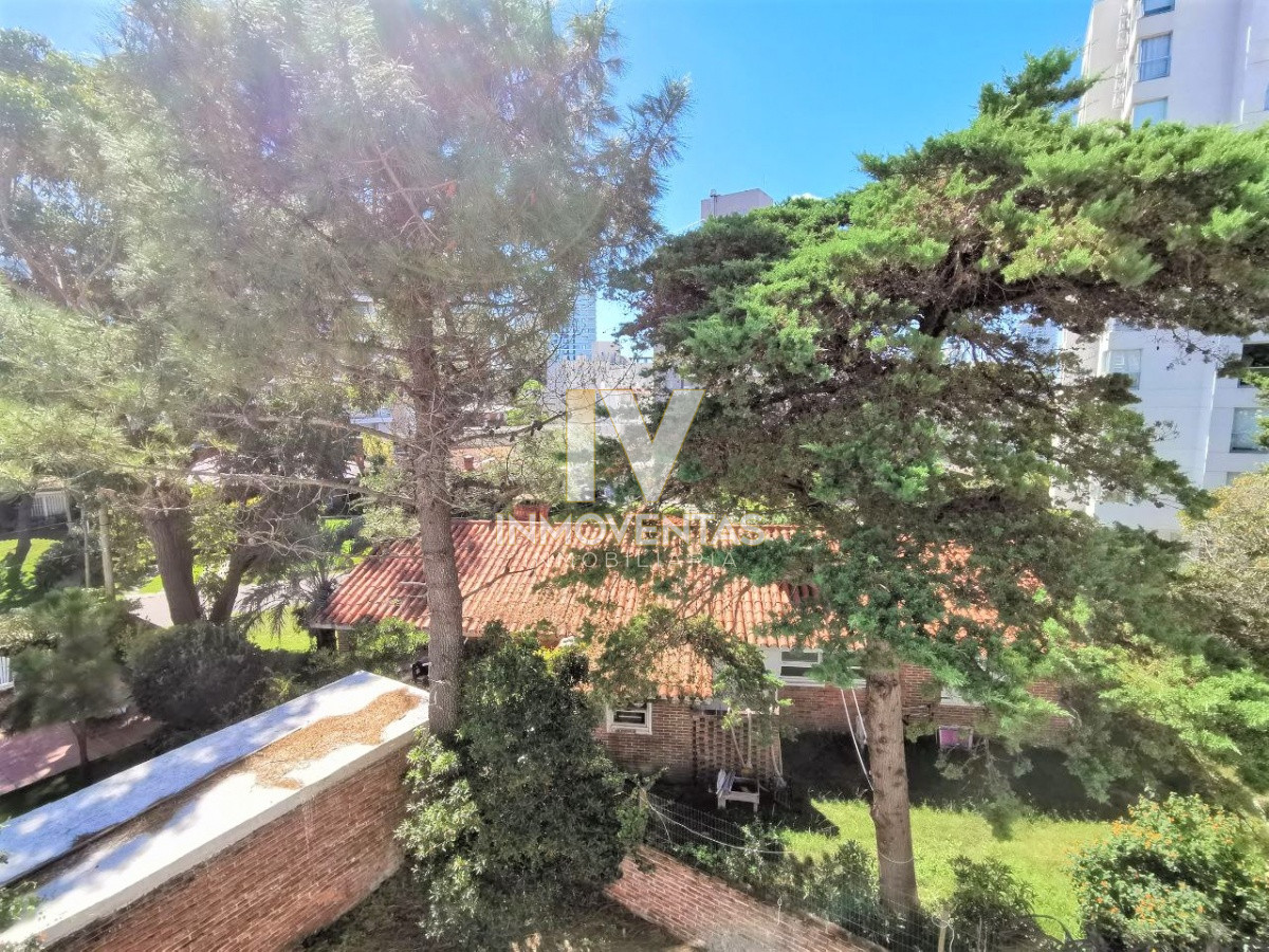 Apartamento ID.4292 - EN VENTA APARTAMENTO DE 2 DORMITORIOS Y GRAN TERRAZA- PUNTA DEL ESTE zona BRAVA