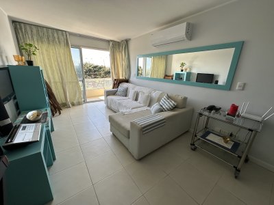 Apartamento en Venta 2 dormitorios y dependencia de servicio- Punta del Este 