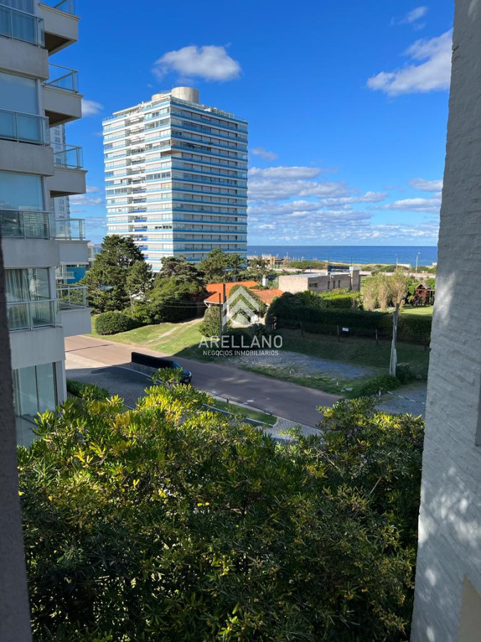 Apartamento ID.2194 - Apartamento en venta de 2 dormitorios, terraza con vista al mar- Brava, Punta del Este