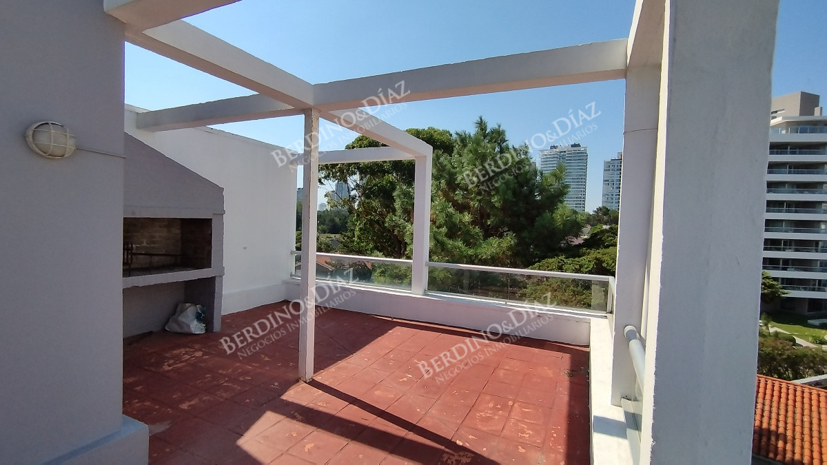 Apartamento ID.1842 - EN VENTA APARTAMENTO DE 2 DORMITORIOS Y GRAN TERRAZA- PUNTA DEL ESTE zona BRAVA