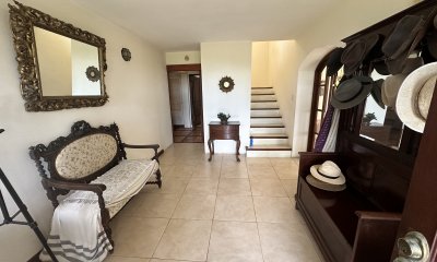En venta casa con vista al mar desde planta alta, a una cuadra de la playa Brava de 4 dormitorios