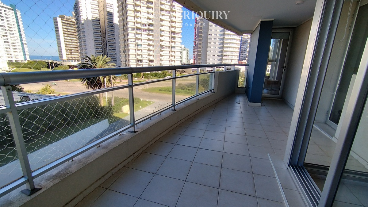 Apartamento ID.6765 - Apartamento en venta de 3 dormitorios en torre con servicios- zona Brava en Punta del Este