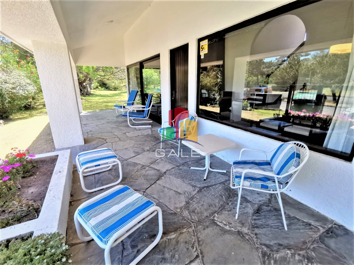 Casa ID.1405 - Casa en alquiler anual y venta, 4 dormitorios en PUNTA DEL ESTE, zona MANSA