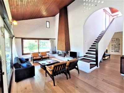 Casa en alquiler anual y venta, 4 dormitorios en PUNTA DEL ESTE, zona MANSA