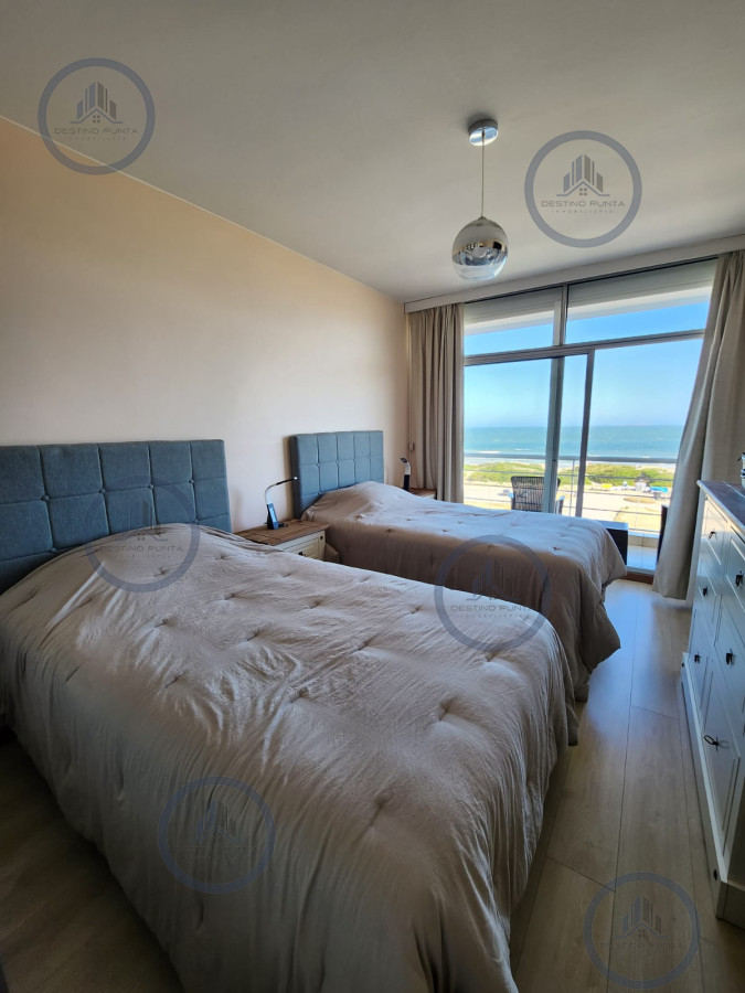 Apartamento ID.1269 - Venta de Apartamento de tres dormitorios en Primera línea de playa Brava, Punta del Este