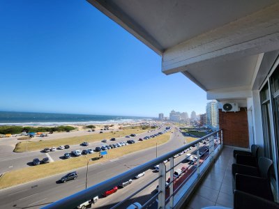 Venta de Apartamento de tres dormitorios en Primera línea de playa Brava, Punta del Este