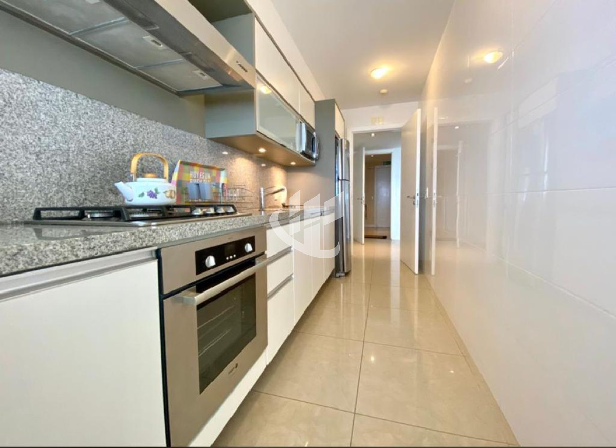 Apartamento ID.883 - Alquiler Temporario, 3 dormitorios, 1era linea al mar, Mansa, Punta del Este
