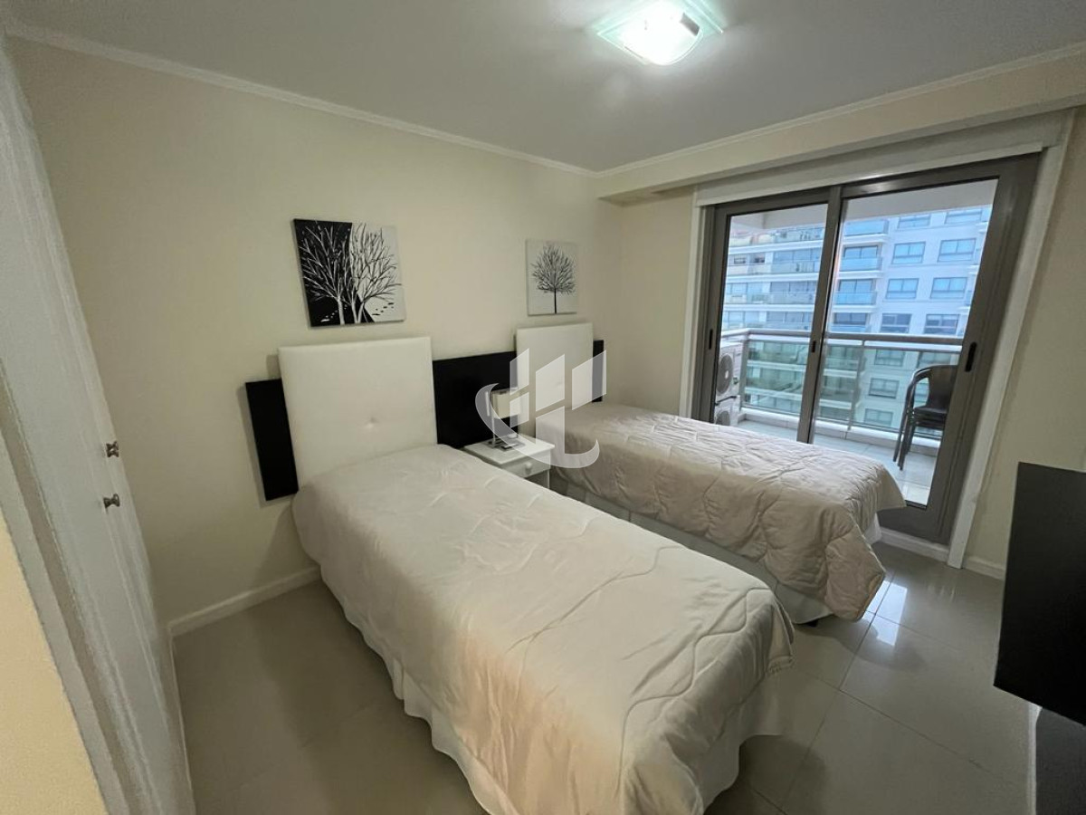 Apartamento ID.884 - Alquiler Temporario, 4 dormitorios, vista al mar, primera línea, Brava, Punta del Este