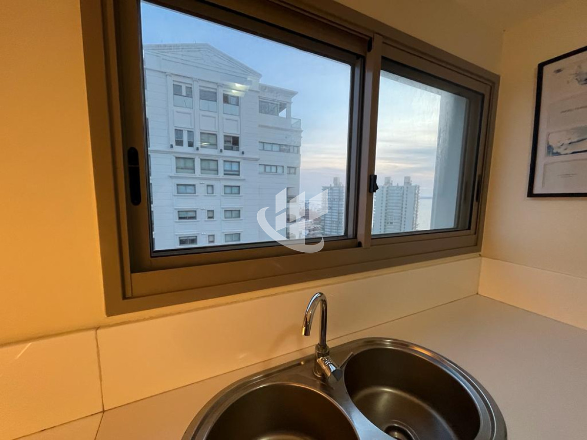 Apartamento ID.884 - Alquiler Temporario, 4 dormitorios, vista al mar, primera línea, Brava, Punta del Este