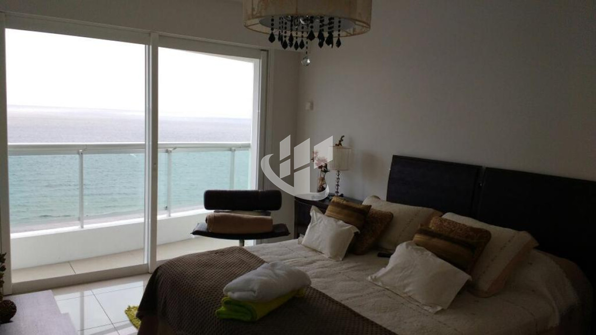Apartamento ID.883 - Alquiler Temporario, 3 dormitorios, 1era linea al mar, Mansa, Punta del Este