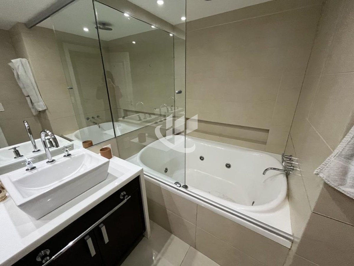 Apartamento ID.884 - Alquiler Temporario, 4 dormitorios, vista al mar, primera línea, Brava, Punta del Este
