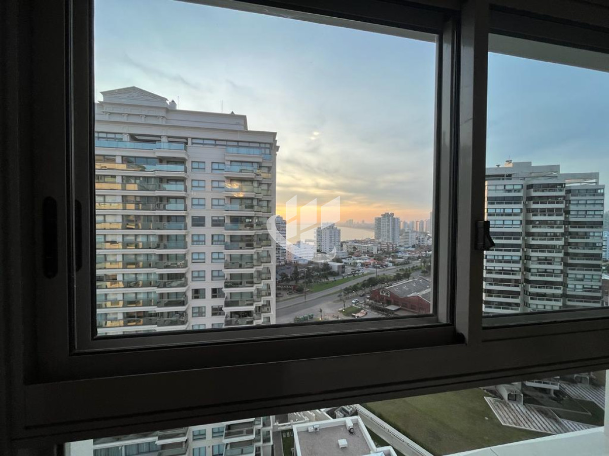 Apartamento ID.885 - Venta, apartamento, 4 dormitorios, Primera linea de mar, Punta del Este