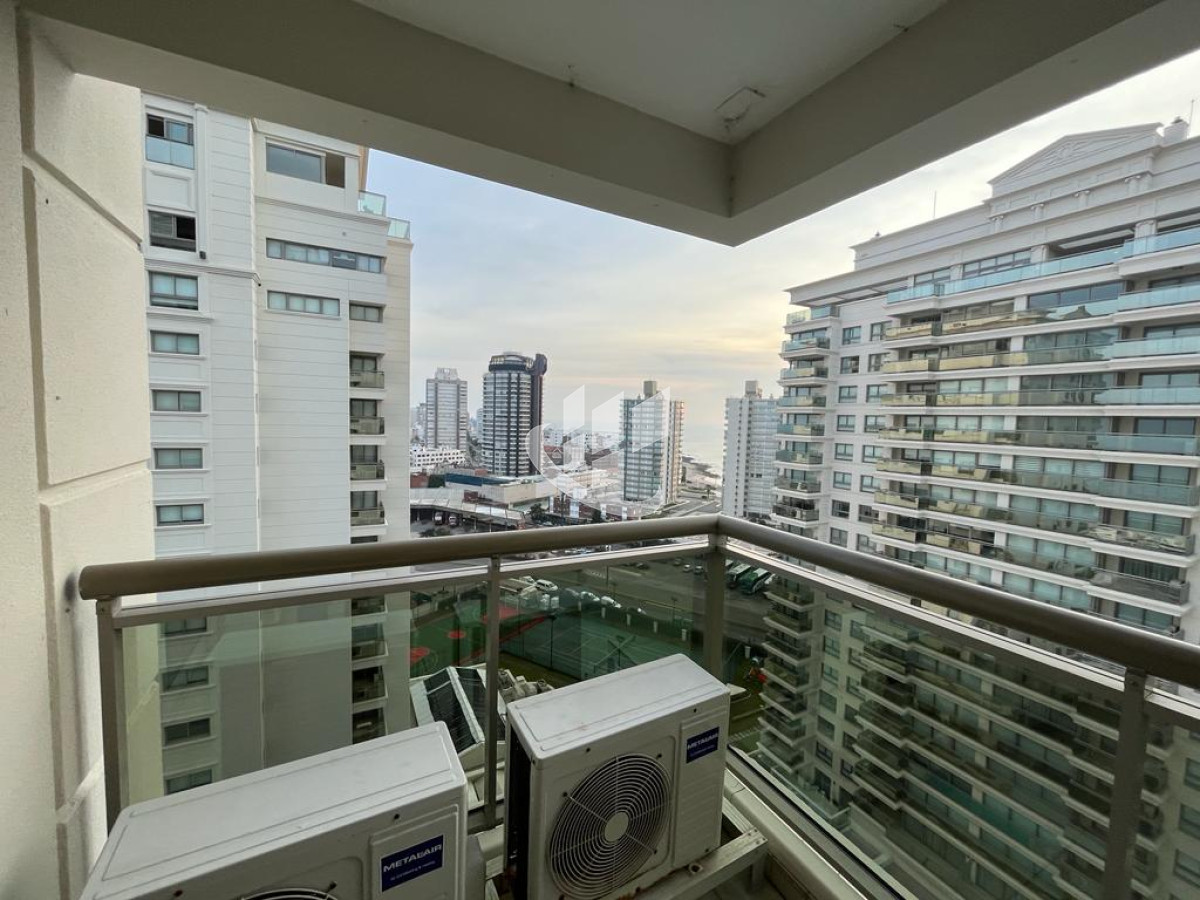Apartamento ID.885 - Venta, apartamento, 4 dormitorios, Primera linea de mar, Punta del Este