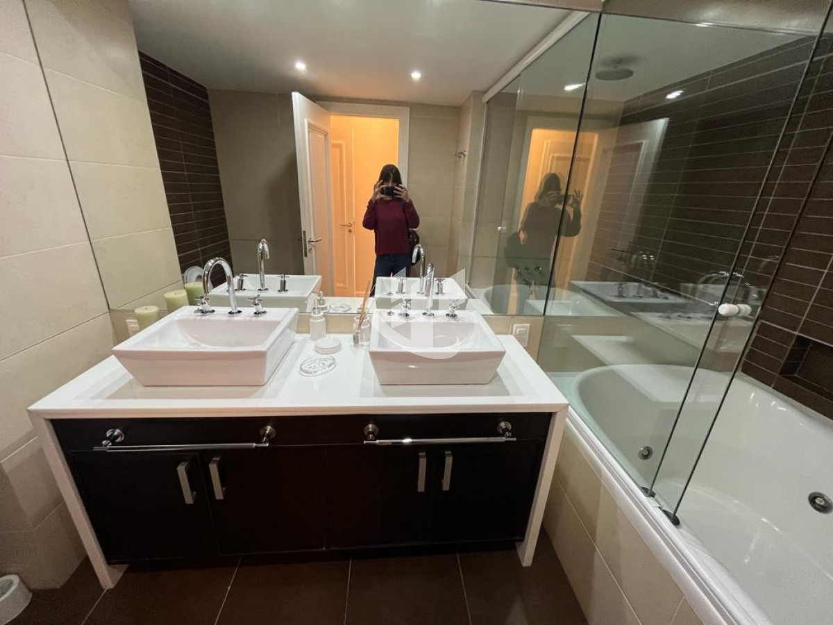 Apartamento ID.885 - Venta, apartamento, 4 dormitorios, Primera linea de mar, Punta del Este