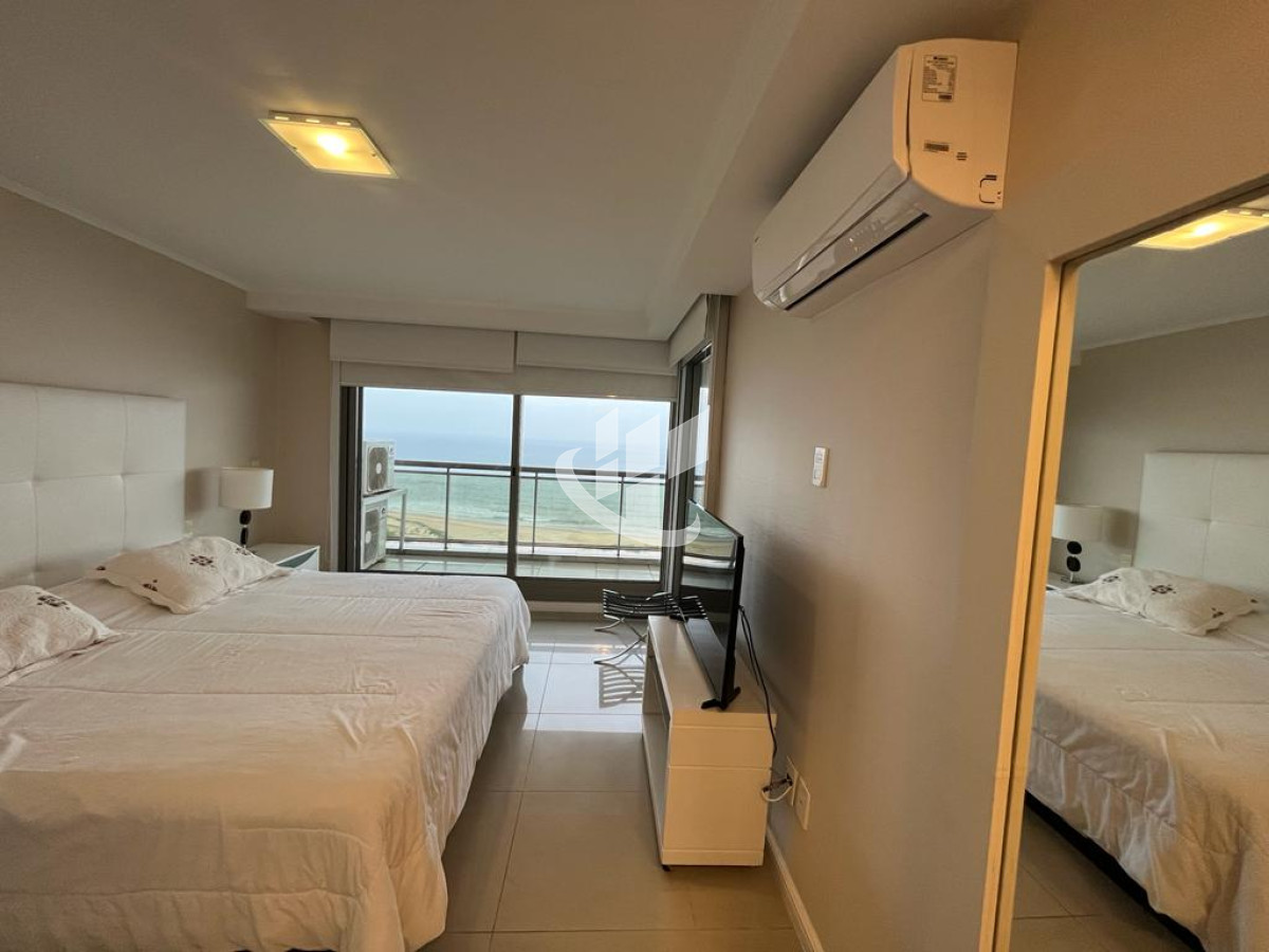 Apartamento ID.885 - Venta, apartamento, 4 dormitorios, Primera linea de mar, Punta del Este