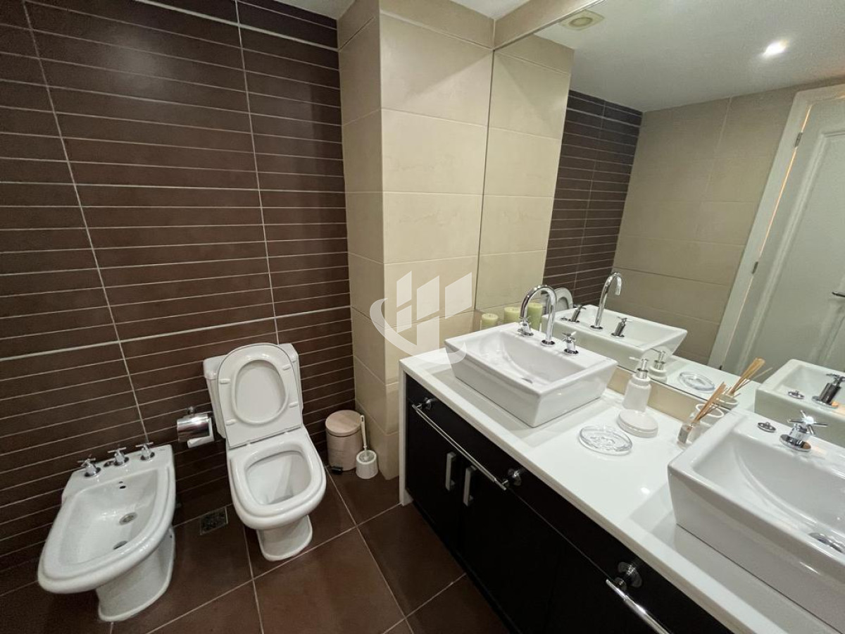 Apartamento ID.885 - Venta, apartamento, 4 dormitorios, Primera linea de mar, Punta del Este