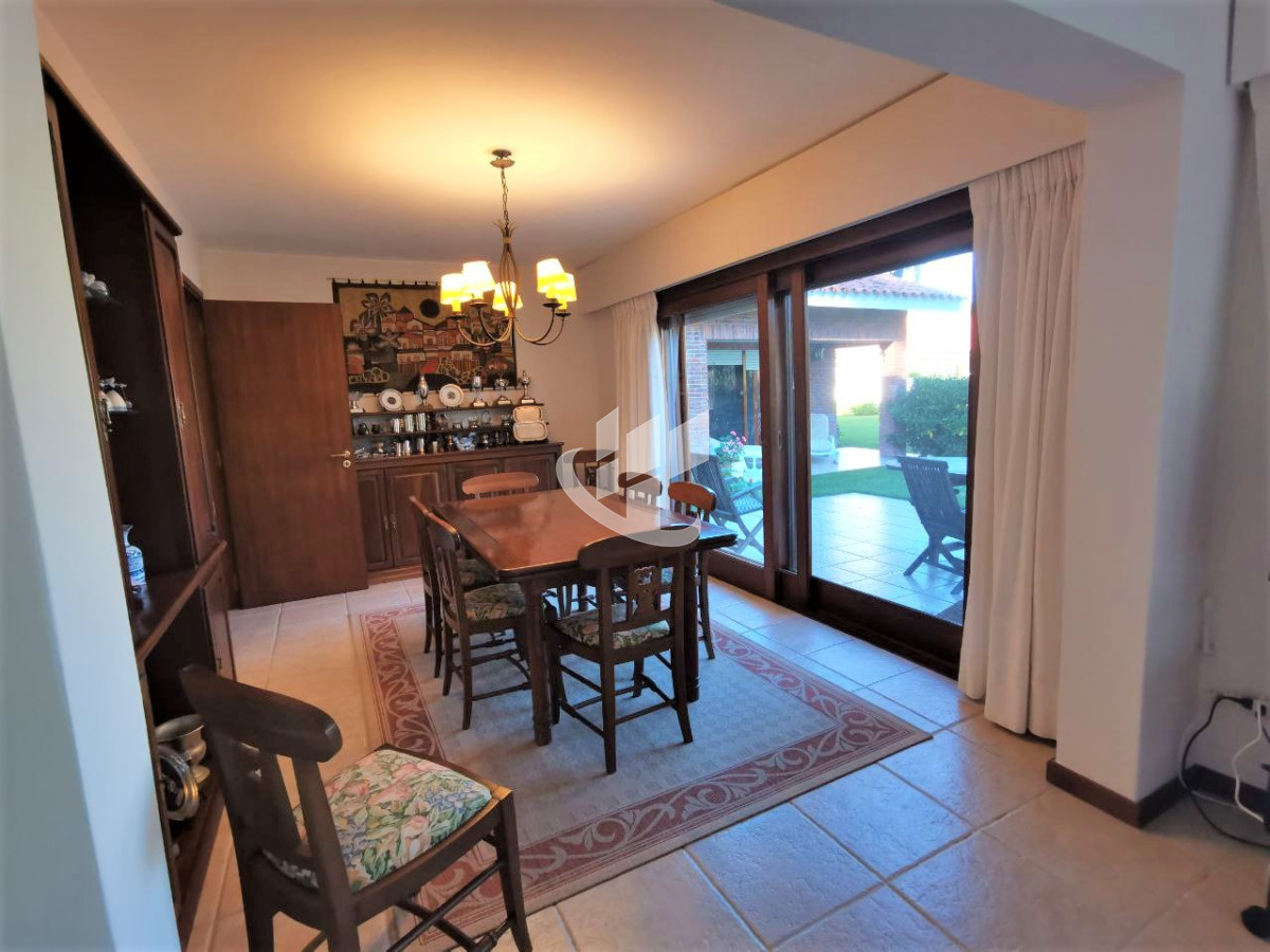 Casa ID.566 - Venta, casa, 3 dormitorios, Brava, Punta del Este