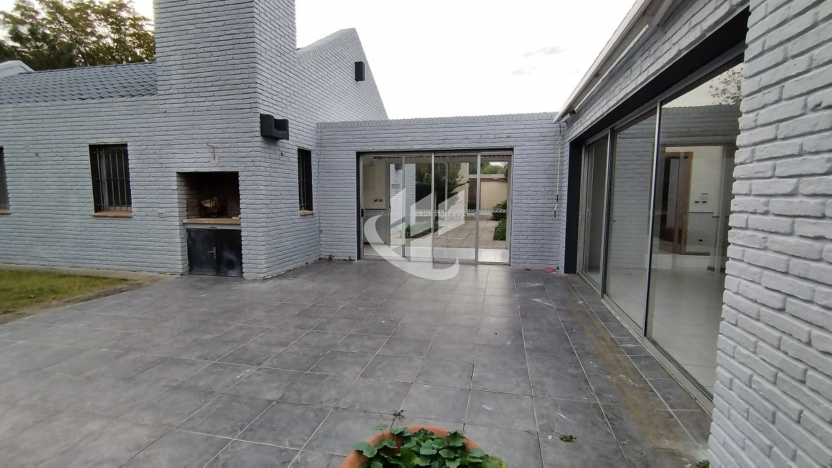 Casa ID.562 - Alquiler Anual, casa ideal para comercio en Punta del Este 