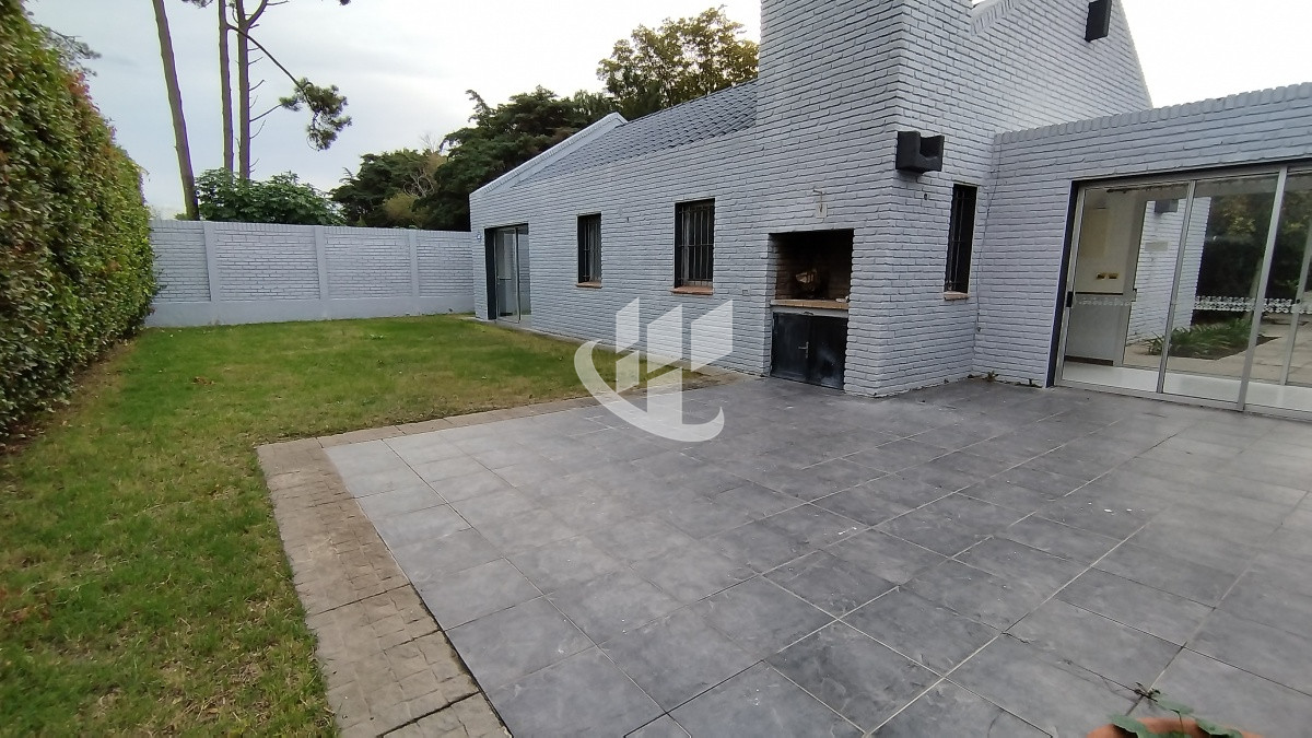 Casa ID.562 - Alquiler Anual, casa ideal para comercio en Punta del Este 