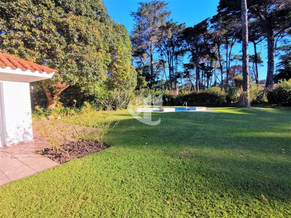 Casa ID.566 - Venta, casa, 3 dormitorios, Brava, Punta del Este