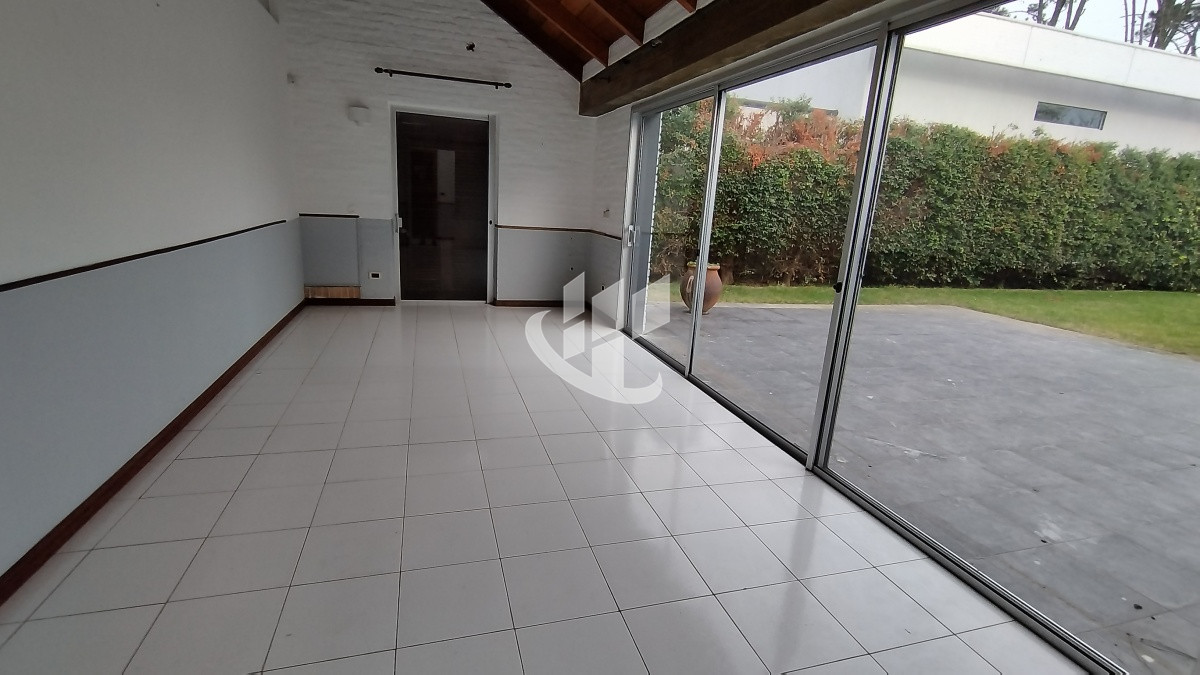 Casa ID.562 - Alquiler Anual, casa ideal para comercio en Punta del Este 