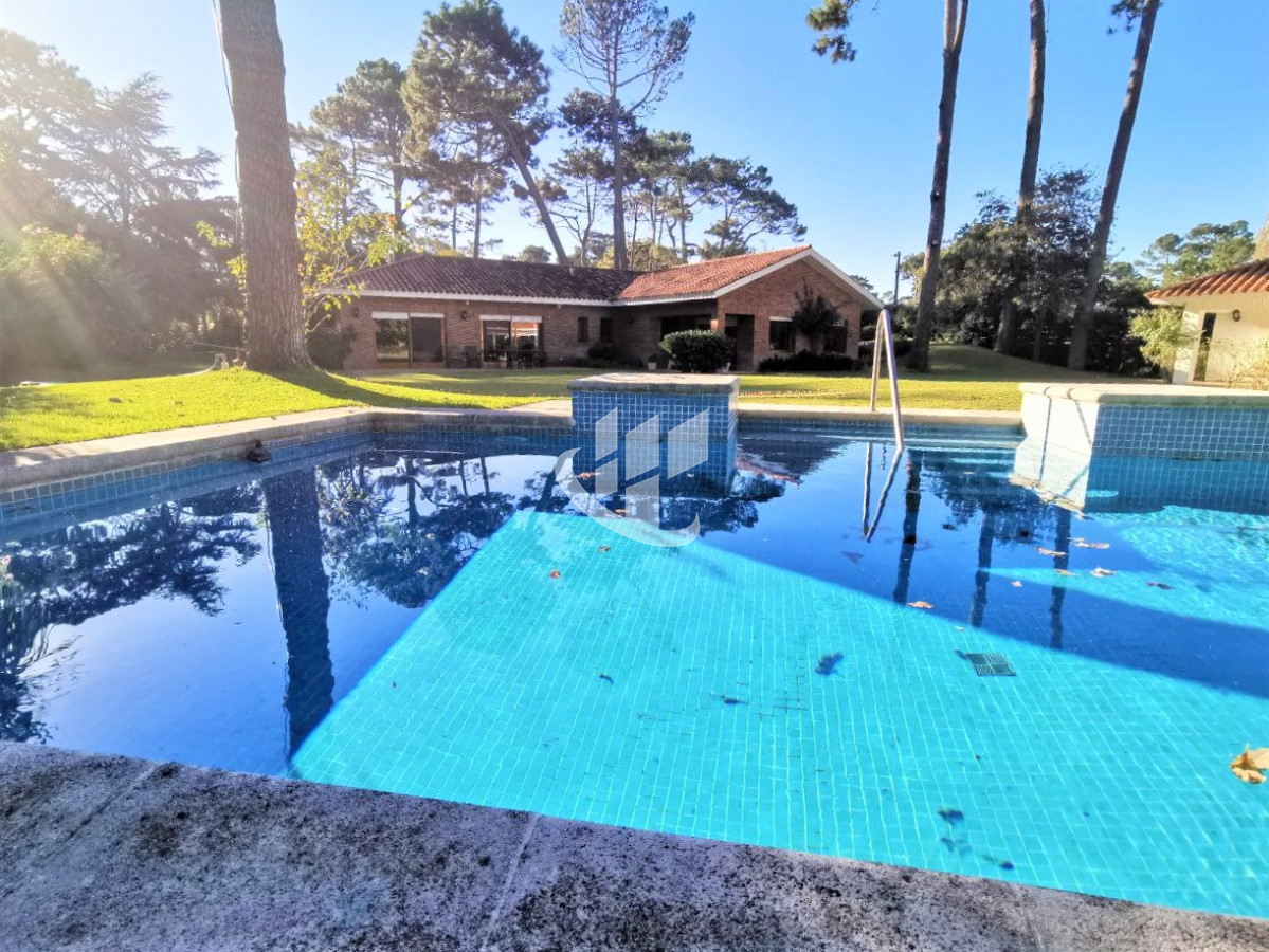 Casa ID.566 - Venta, casa, 3 dormitorios, Brava, Punta del Este
