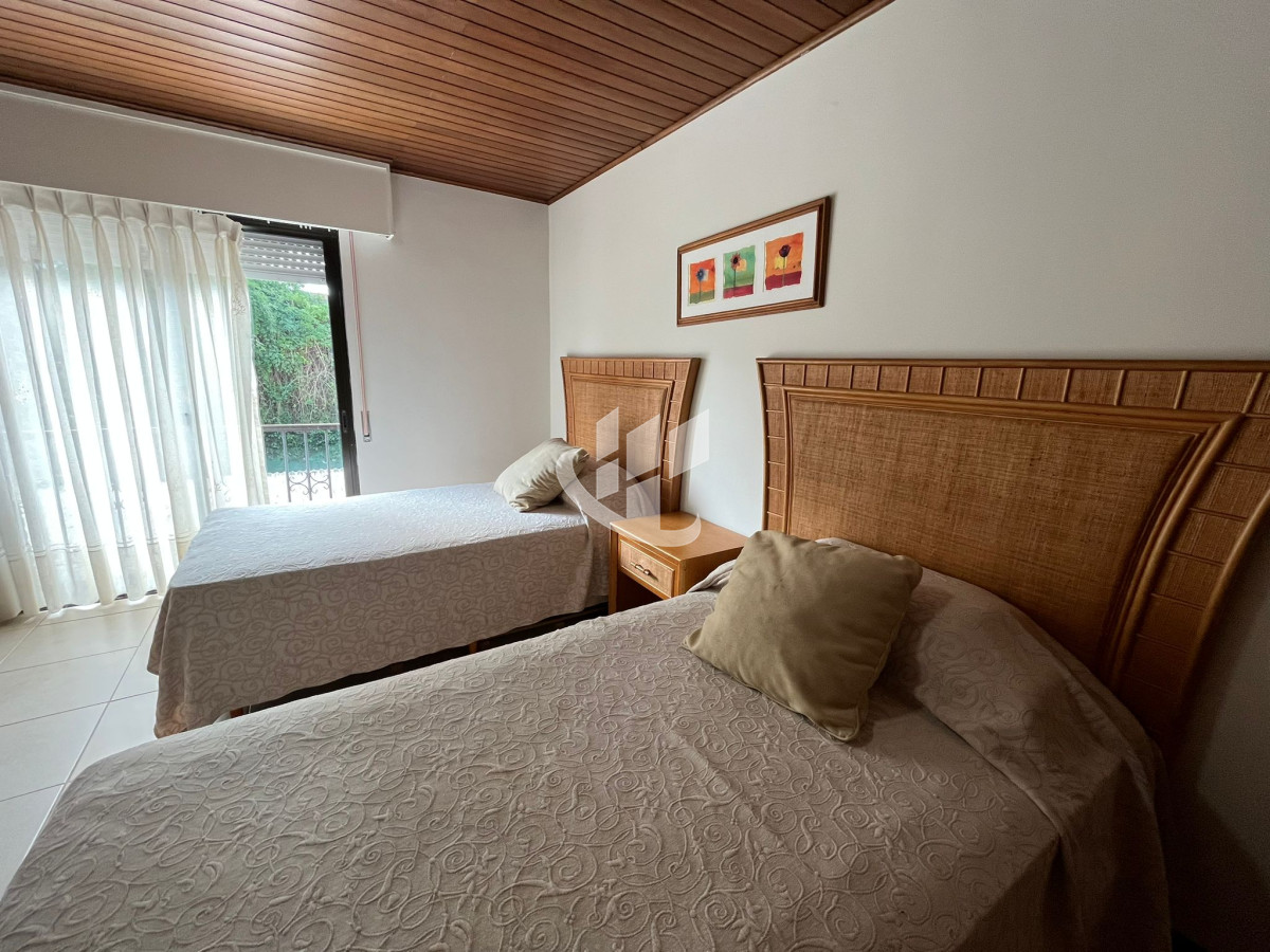 Casa ID.456 - Casa en alquiler anual de 4 dormitorios en PUNTA DEL ESTE zona BRAVA