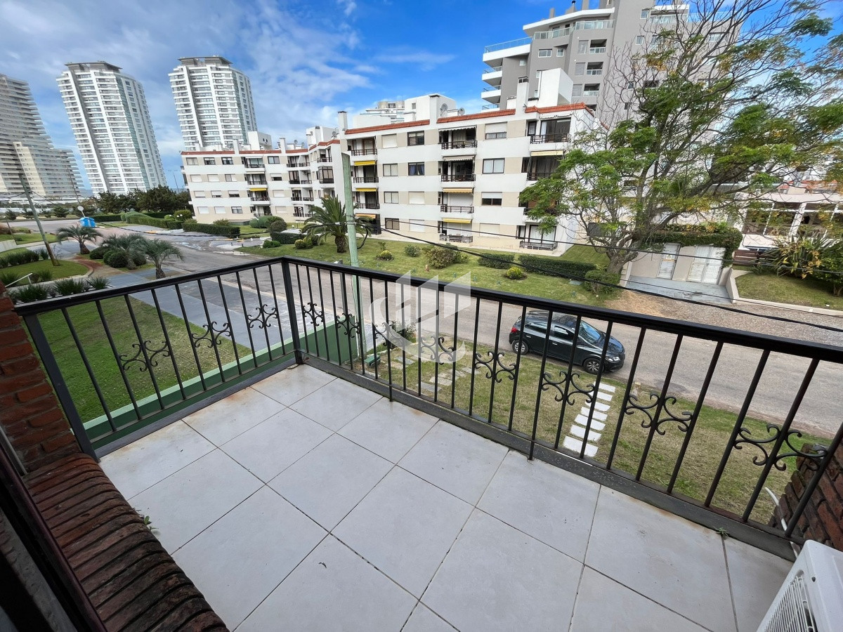 Casa ID.456 - Casa en alquiler anual de 4 dormitorios en PUNTA DEL ESTE zona BRAVA