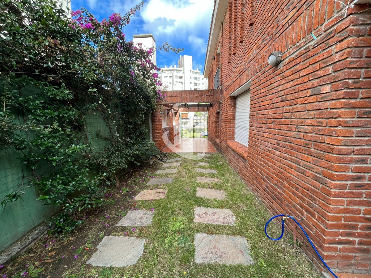 Casa ID.456 - Casa en alquiler anual de 4 dormitorios en PUNTA DEL ESTE zona BRAVA