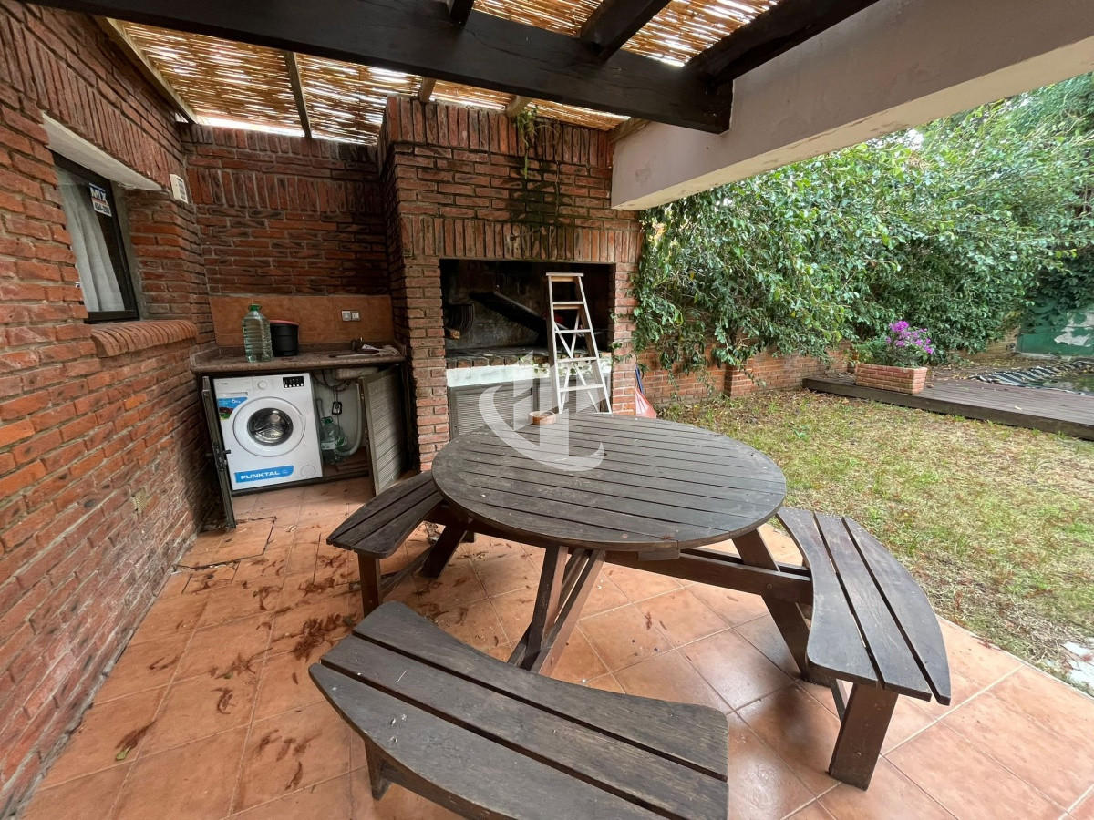 Casa ID.456 - Casa en alquiler anual de 4 dormitorios en PUNTA DEL ESTE zona BRAVA