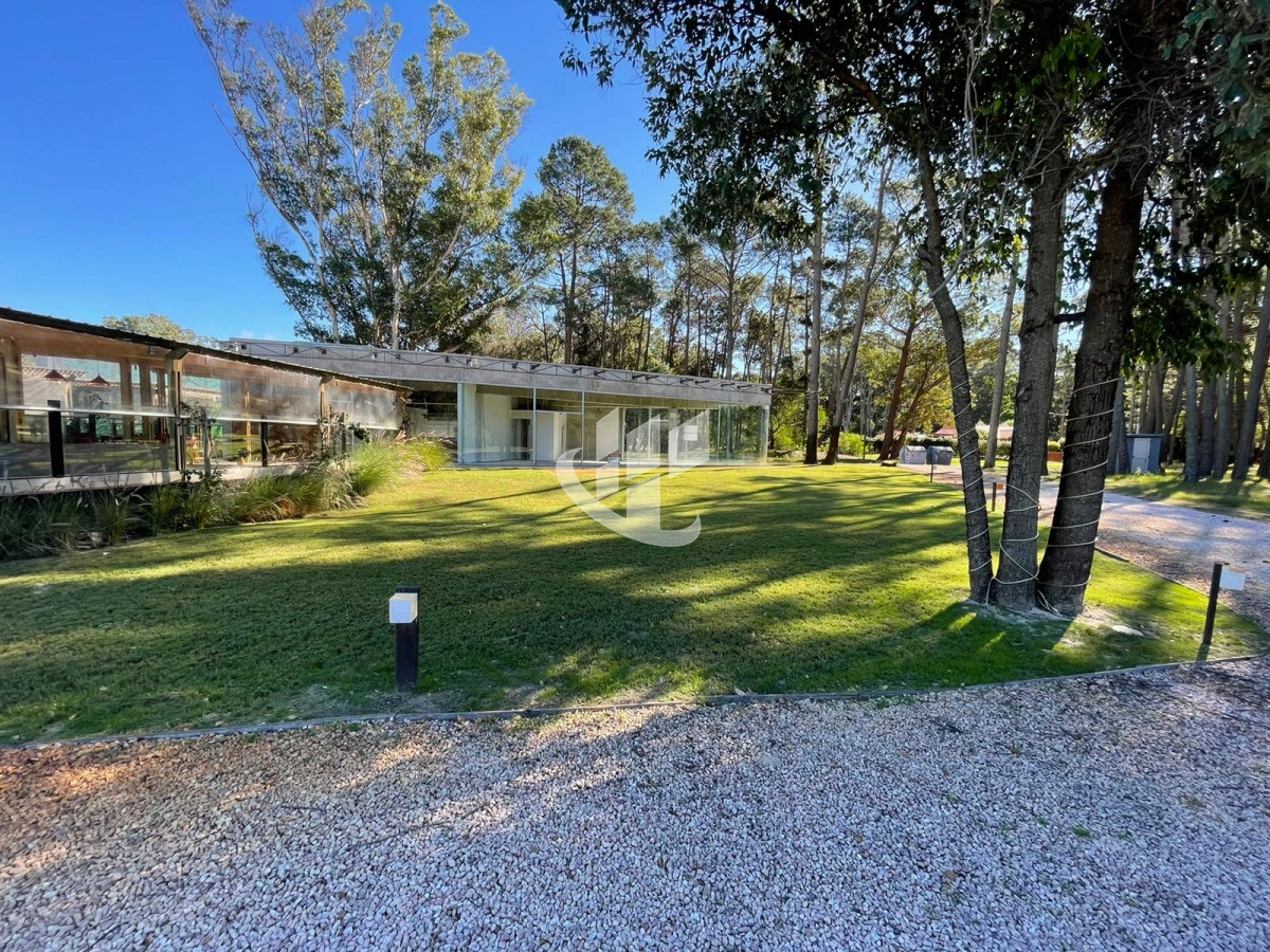 Local Comercial ID.1080 - Excelente local en alquiler anual - Punta Ballena