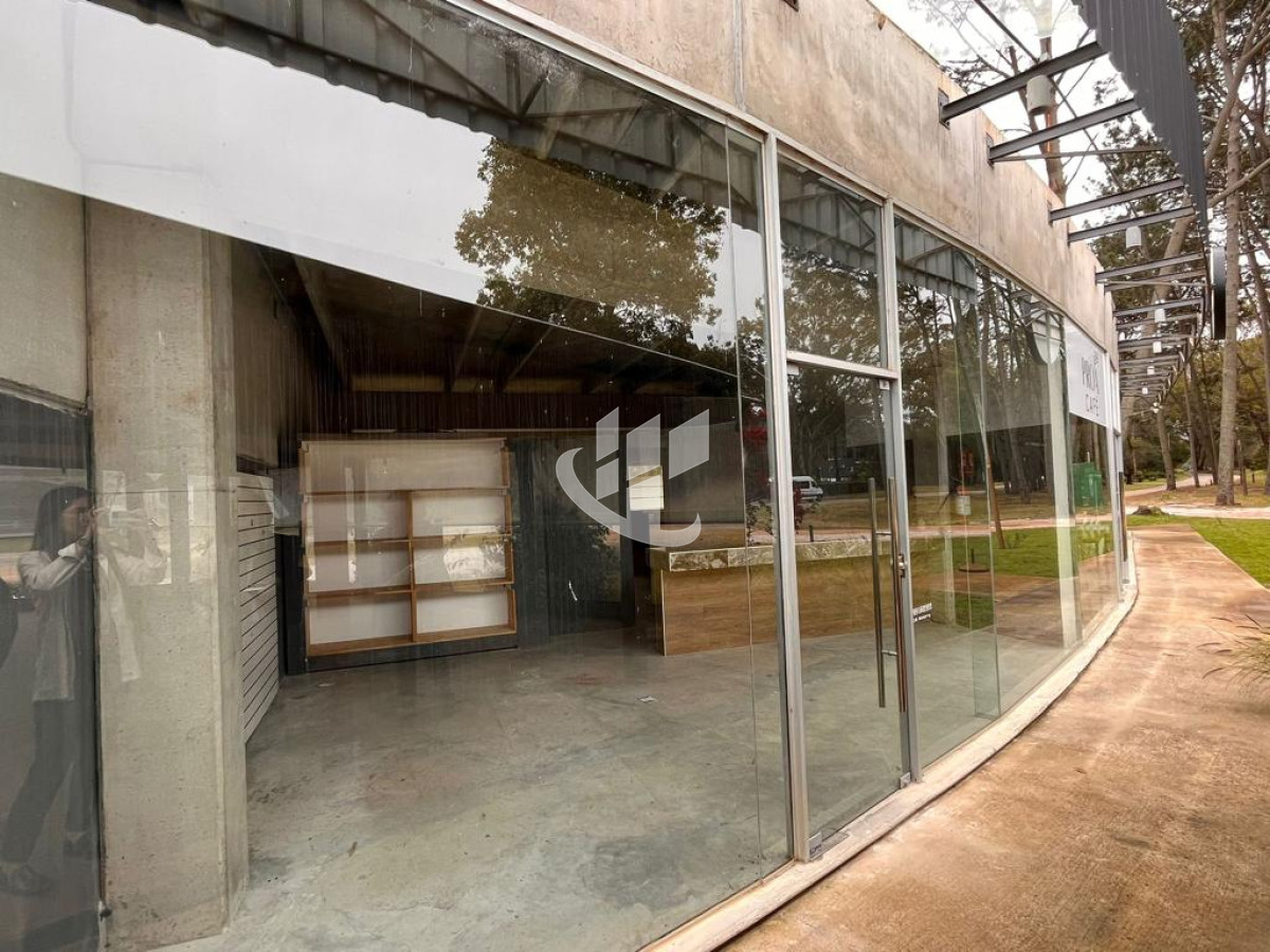 Local Comercial ID.1080 - Excelente local en alquiler anual - Punta Ballena