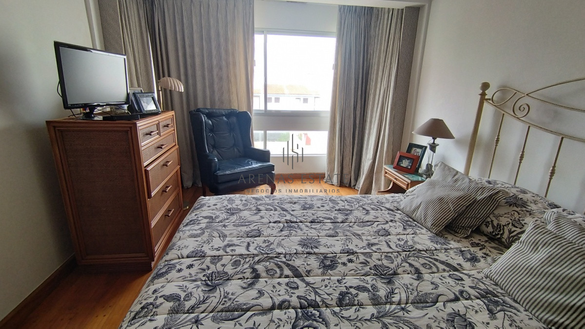 Apartamento ID.2455 - Duplex en venta de 3 dormitorios y gran barbacoa en PENÍNSULA- PUNTA DEL ESTE