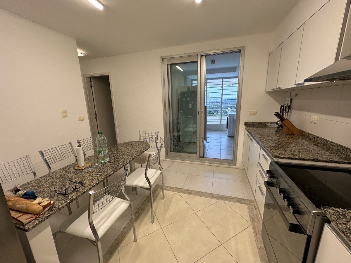 Apartamento ID.2761 - Excepcional apartamento piso alto en alquiler anual de 3 dormitorios más dependencia- Brava Punta del Este 