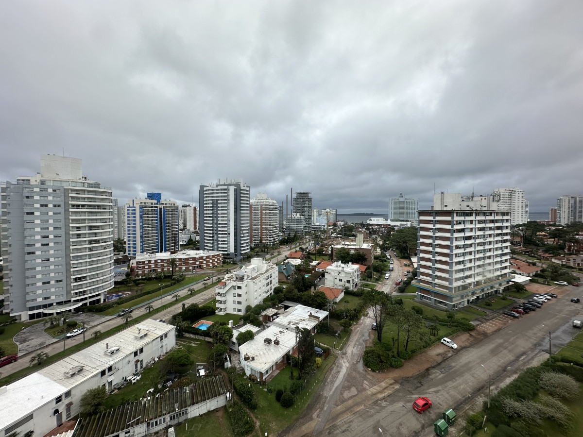 Apartamento ID.2761 - Excepcional apartamento piso alto en alquiler anual de 3 dormitorios más dependencia- Brava Punta del Este 