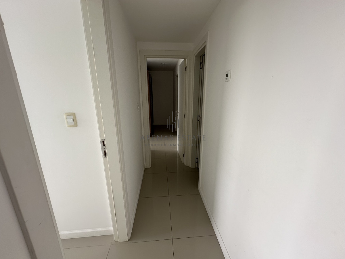 Apartamento ID.2290 - Apartamento en venta de 3 dormitorios mas dependencia ubicado en prmera linea de la Mansa , Punta del Este 