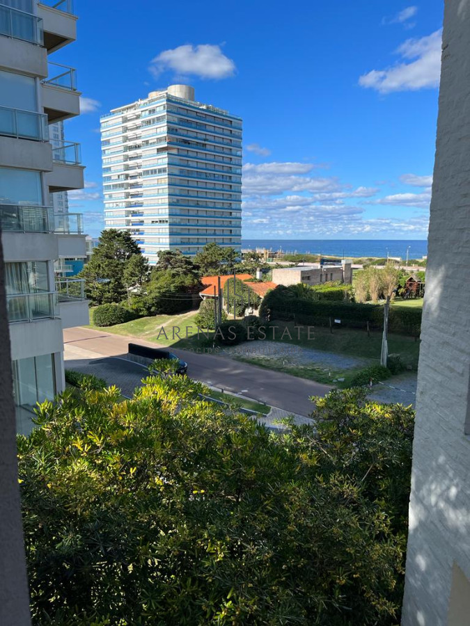 Apartamento ID.3696 - Apartamento en venta de 2 dormitorios, terraza con vista al mar- Brava, Punta del Este