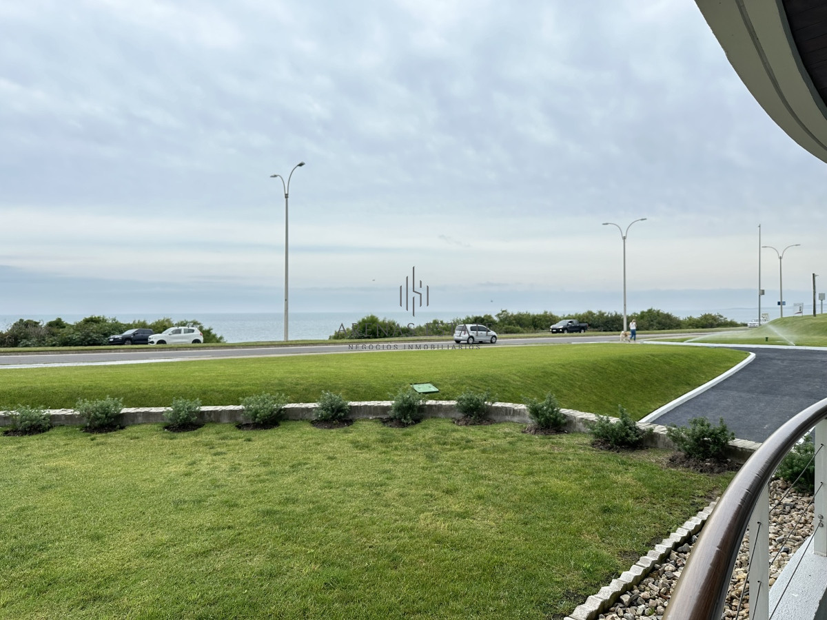 Apartamento ID.2290 - Apartamento en venta de 3 dormitorios mas dependencia ubicado en prmera linea de la Mansa , Punta del Este 
