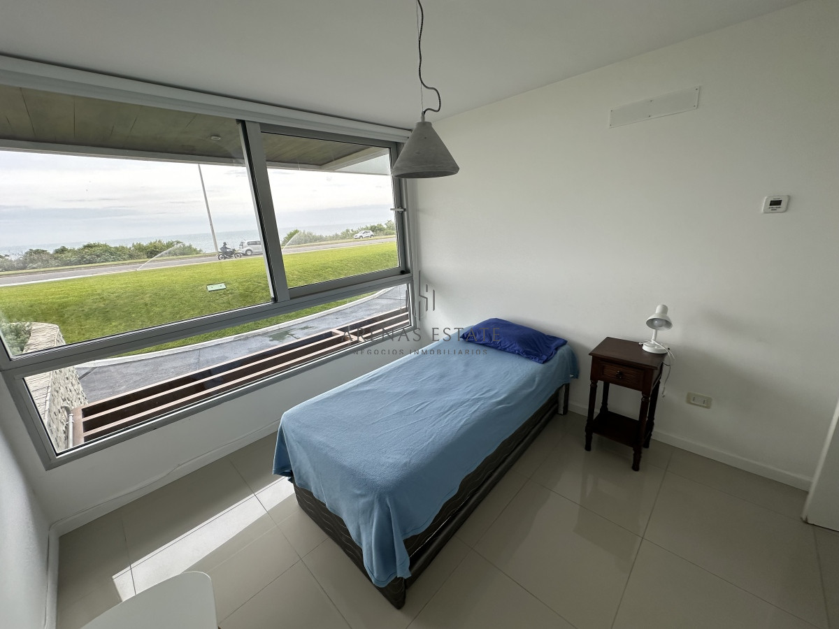 Apartamento ID.2290 - Apartamento en venta de 3 dormitorios mas dependencia ubicado en prmera linea de la Mansa , Punta del Este 