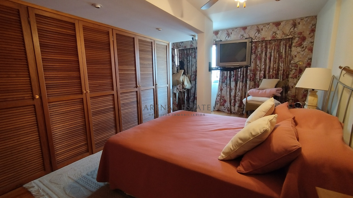 Apartamento ID.2455 - Duplex en venta de 3 dormitorios y gran barbacoa en PENÍNSULA- PUNTA DEL ESTE